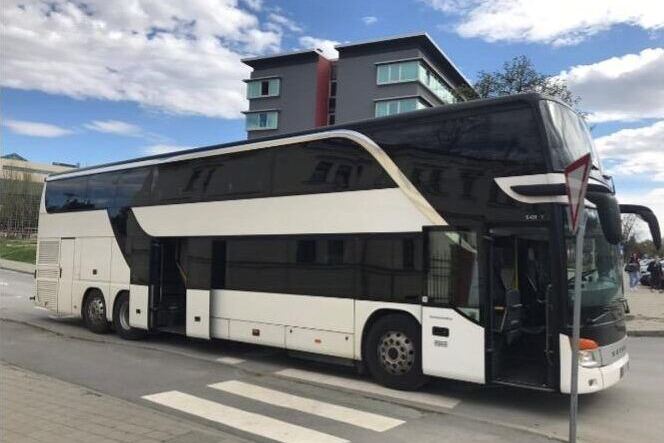 Bijeli katni autobus Setra s otvorenim vratima na gradskoj ulici