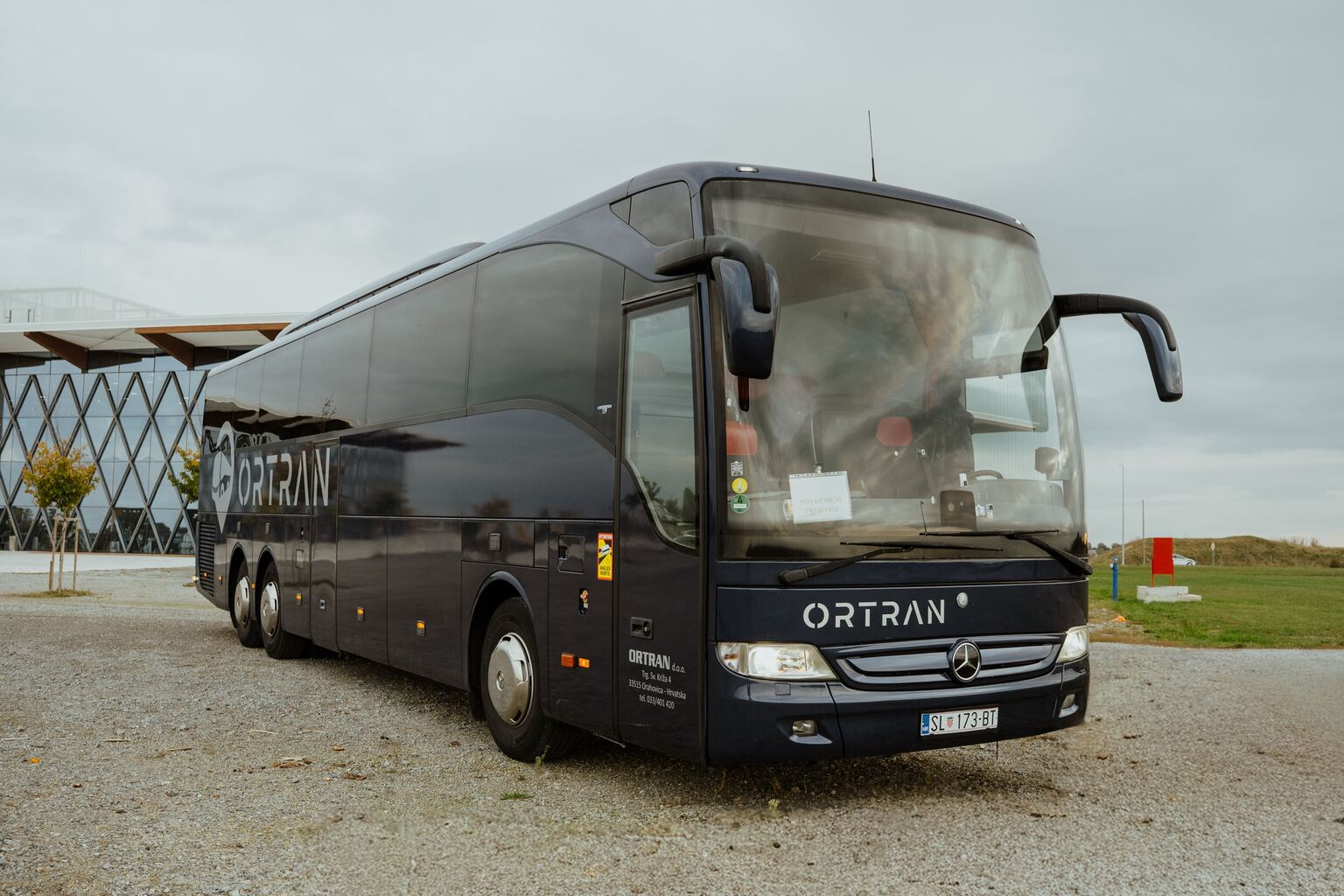 Tamnoplavi autobus Tourismo s Ortranovim logotipom, snimljen sprijeda iz tri četvrtine