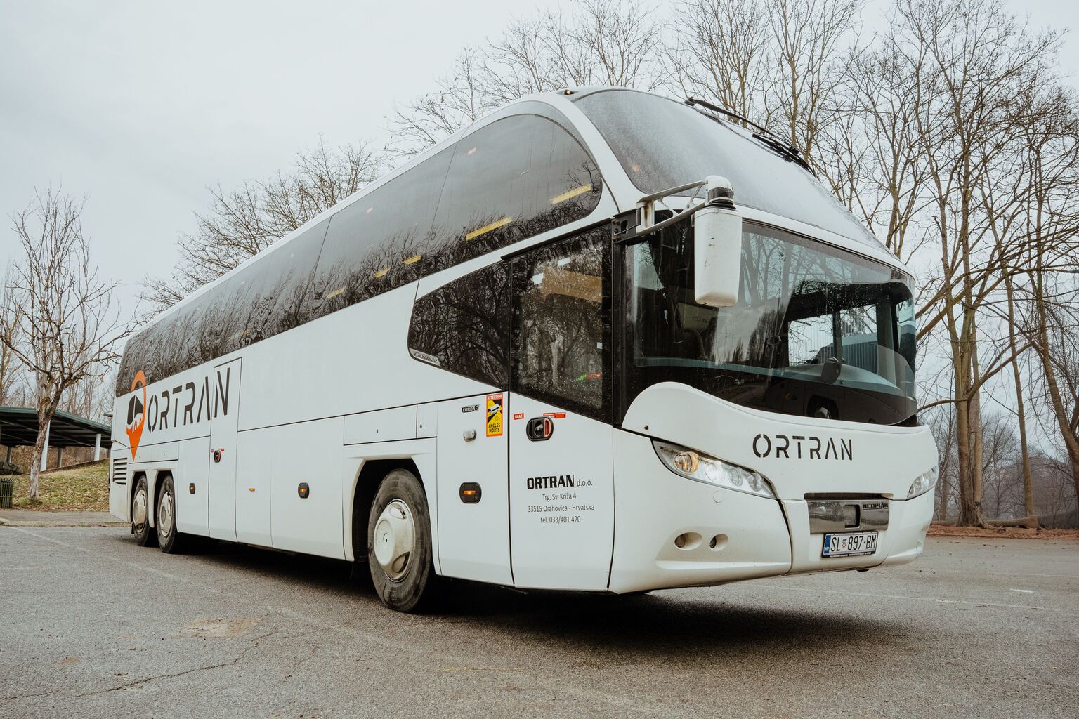 Neoplan Cityliner s prednje desne strane na parkiralištu uz drveće