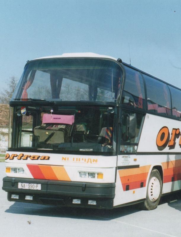 Prvi Ortranov autobus s logotipom na prednjem kraju i bočnom stranom u narančastim prugama